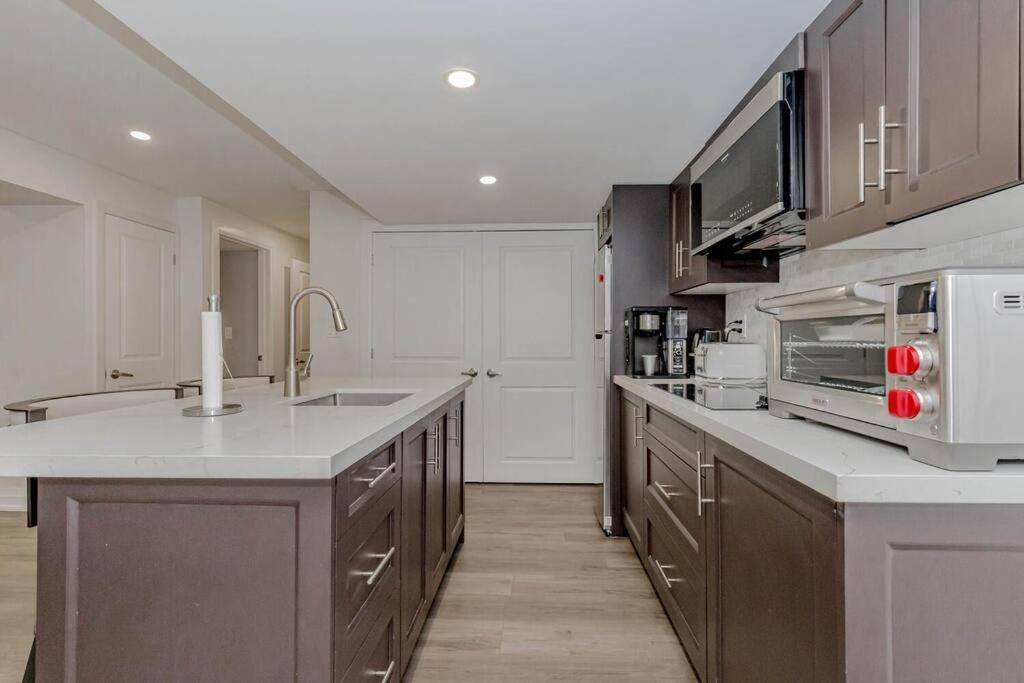 Luxury Basement Apartment In Oakville Exterior foto